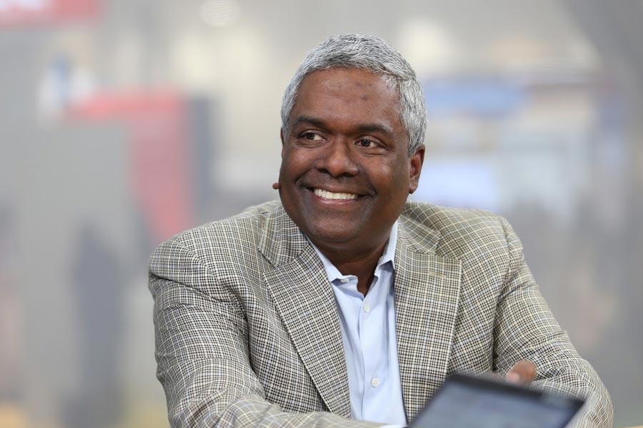 জর্জ কুরিয়েনের জন্ম কেরলে। তিনি আবার গুগ্‌ল ক্লাউডের সিইও টমাস কুরিয়েনের যমজ ভাই। এক সময় হোটেলের দরজায় গাড়ি পার্কিংয়ের কাজ করতেন। পরে পিৎজা তৈরির রাঁধুনি এবং বারটেন্ডার হিসাবেও কাজ করেছেন। দু’জনেই আইআইটি মাদ্রাজের ছাত্র। পরে স্কলারশিপ পেয়ে প্রিন্সটন বিশ্ববিদ্যালয়ে যান পড়াশোনা করতে। 