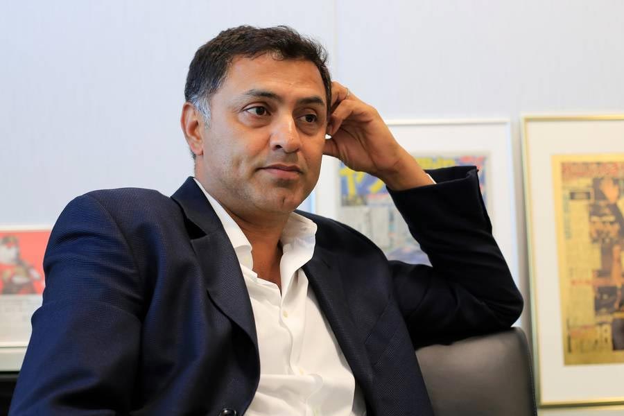 উত্তরপ্রদেশের গাজিয়াবাদে জন্ম। বাবা এক ভারতীয় বায়ুসেনা অফিসার। বায়ুসেনার স্কুলেই পড়াশোনা। পরে বেনারসের আইআইটি (বিএইচইউ)-এ ইলেকট্রিকাল ইঞ্জিনিয়ারিং নিয়ে স্নাতক হন। আরোরা ২০১১-২০১৪ সাল পর্যন্ত গুগলের সিনিয়র ভাইস প্রেসিডেন্ট ছিলেন। ২০১৪ সালে সফট ব্যাঙ্কের প্রেসিডেন্ট হন। ২০১৮ সালে পালো অল্টোয় সিইও হিসাবে দায়িত্ব নেন নিকেশ। 