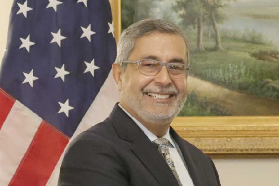 আমেরিকার বহুজাতিক সংস্থা স্যানডিস্কের সহ প্রতিষ্ঠাতা সঞ্জয় মেহরোত্রার জন্ম কানপুরে। প্রাথমিক পড়াশোনা দিল্লিতে। পরে অবশ্য স্ট্যানফোর্ড বিশ্ববিদ্যালয় থেকে স্নাতক পাশ করেন। ২০১৭ সালে তাঁকে কম্পিউটার মেমরি প্রস্তুতকারী সংস্থা মাইক্রোন টেকনোলজির সিইও পদে বসানো হয়। 