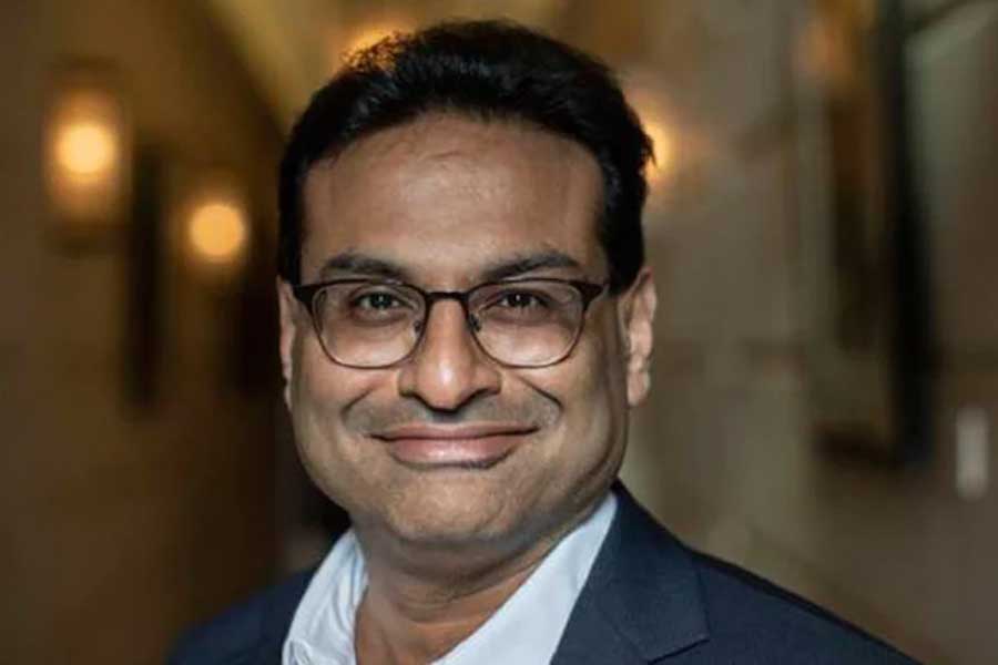 লক্ষ্মণ নরসিংহ এখন আমেরিকার বহুজাতিক কফি সংস্থা স্টারবাকস-এর সিইও। এককালে পেপসিকো-র সিওও এবং রেকিট সংস্থার সিইও হিসাবেও দায়িত্ব পালন করেছেন। ৫৬ বছরের লক্ষ্মণের জন্ম মহারাষ্ট্রের পুণের এক হিন্দু পরিবারে। পুণেতেই ইঞ্জিনিয়ারিং নিয়ে স্নাতক হয়েছেন। পরে এমবিএ করেন বিদেশে। ২০২২ সালে তাঁকে নিজেদের সিইও হিসাবে ঘোষণা করে স্টারবাকস। 