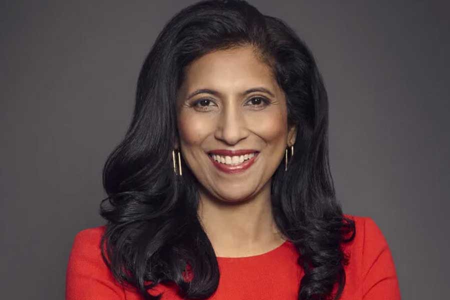 ফরাসি ফ্যাশন ব্র্যান্ড শ্যানেলের সিইও-ও একজন ভারতীয় মহিলা। নাম লীনা নায়ার। মহারাষ্ট্রের হিন্দু পরিবারে জন্ম লীনার। বয়স ৫৪। পড়াশোনা পুরোটাই ভারতে। জামশেদপুর থেকে সোনার পদক পেয়ে ম্যানেজমেন্ট নিয়ে স্নাতকোত্তর উত্তীর্ণ হয়েছিলেন মীরা। কাজ করেছেন কলকাতাতেও। 