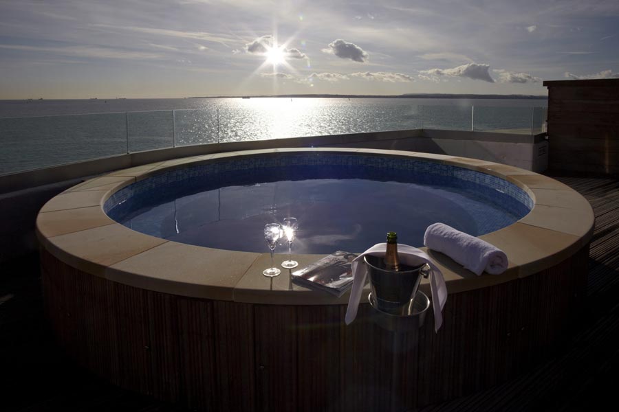 যুদ্ধের কথা ভেবে তৈরি হয়েছিল বিশালাকার দুর্গ। তাতে কী ছিল না! সবই ছিল। কিন্তু যে শত্রুপক্ষ আক্রমণ করবে ভেবে দুর্গ তৈরি হল, তারা আর আসেনি। সময়ের ফেরে যুদ্ধকালীন পরিস্থিতিতে তৈরি দুর্গ এখন বিশালাকার হোটেল। যার অন্দরসজ্জা থেকে সুযোগ-সুবিধা, ১০ গোল দিতে পারে নামজাদা কোনও হোটেলকে। সঙ্গে জড়িয়ে আছে বিস্তর ইতিহাস।