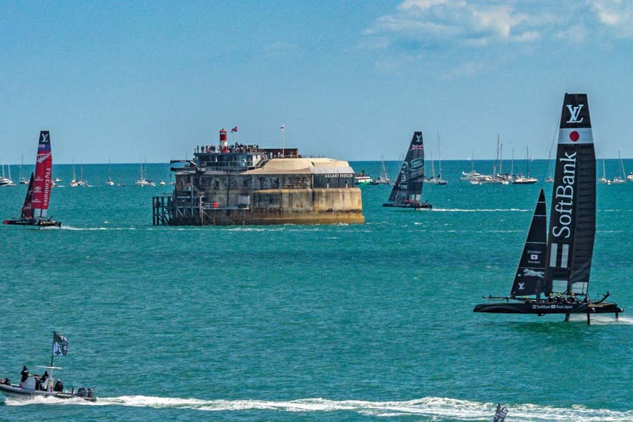 ‘নো ম্যানস ল্যান্ড ফোর্ট’। সোলেন্ট স্ট্রেটের মাঝখানে নির্মিত এই দুর্গ তৈরি হয় ভিক্টোরিয়া আমলে। কারণ, ফরাসি আক্রমণের ভয়। সেই বহিরাক্রমণ থেকে ইংল্যান্ডের পোর্টসমাউথের দ্বীপ শহরকে রক্ষা করার জন্য ১৮৬৭ থেকে ১৮৮০ সালের মধ্যে তৈরি হয় বিশাল এই দুর্গ। সেন্ট্রাল লন্ডন থেকে যার দূরত্ব মেরেকেটে ২ ঘণ্টা।