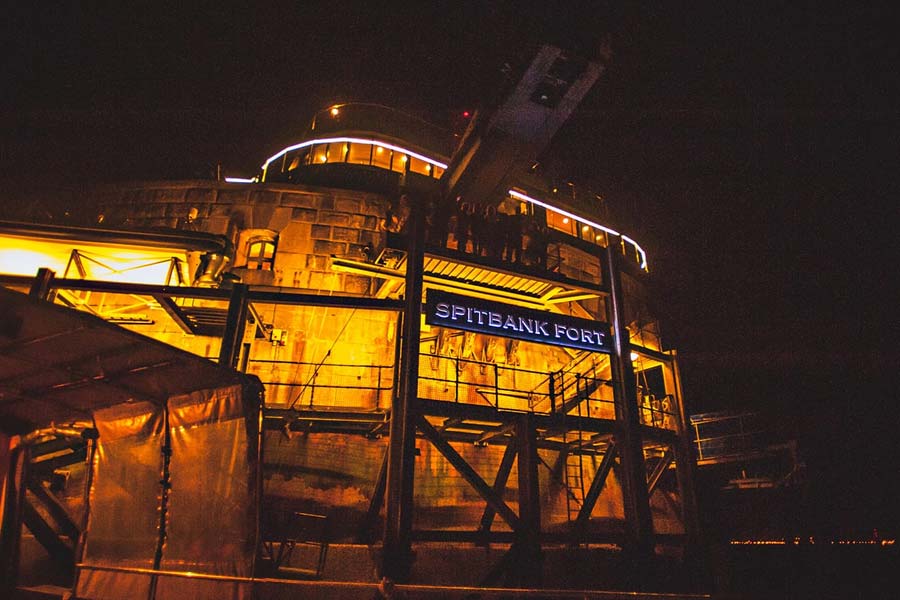 ফরাসি আক্রমণ থেকে বাঁচতে সেই সময় তৈরি হয় মোট চারটি দুর্গ। বলাই বাহুল্য, দুর্গগুলো তৈরি করতে জলের মতো অর্থব্যয় হয়েছে। তাদের মধ্যে সবচেয়ে ব্যয়বহুল এবং বিস্তৃত দুর্গের নাম পামারস্টোন। তারই অংশ নো ম্যানস্ ল্যান্ড, স্পিটব্যাঙ্ক দুর্গ, সেন্ট হেলেনস্ দুর্গ, হর্স স্যান্ড দুর্গ। এর অধিকাংশই সম্পূর্ণ তৈরি হওয়ার আগেই ভেঙে পড়ে। আর যে কাজের জন্য দুর্গগুলো তৈরি হয়, সেই কাজেও লাগেনি। কারণ, ফরাসিরা যে আক্রমণই করেনি! শুধু থেকে যায় নো ম্যানস ল্যান্ড দুর্গ।