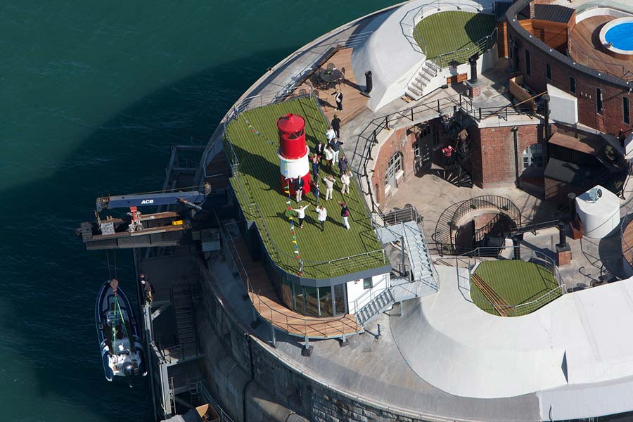 তথ্য বলছে, নো ম্যানস ল্যান্ড তৈরি হয় ২০ বছর ধরে। সেই সময়ই খরচ পড়েছিল প্রায় ৪ লক্ষ ৬২ হাজার ৫০০ পাউন্ড। ২০০ ফুট একর জুড়ে এই নো ম্যানস ল্যান্ড সাজানো হয় কামান বোঝাই সাঁজোয়ায়। কৃত্রিম দ্বীপে ৪৯টি কামান এবং প্রচুর সেনার থাকার বন্দোবস্ত হয়।