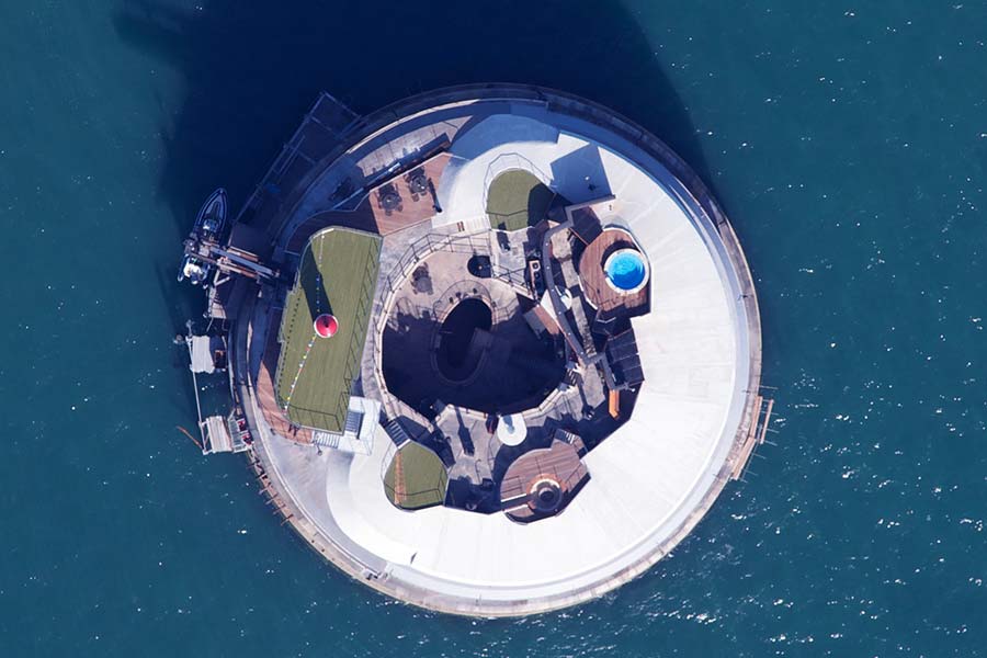 বৃত্তাকার ওই দুর্গের মাঝখানে ডুবে যাওয়া একটি অংশ আছে। সেখান থেকে সমুদ্রতল থেকে পানযোগ্য জল সরবরাহের ব্যবস্থা ছিল। সৈন্যদের রাখতে যাবতীয় ব্যবস্থা এবং সুযোগ-সুবিধা ছিল। কিন্তু সবই আক্ষরিক ভাবে সমুদ্রের জলেই পড়েছিল। কাজে আসেনি। যদিও প্রথম বিশ্বযুদ্ধের সময় ডুবোজাহাজের আক্রমণ ঠেকাতে প্রতিরক্ষা স্টেশন হিসাবে ব্যবহৃত হয় এই দুর্গ। আর দ্বিতীয় বিশ্বযুদ্ধের সময় যুদ্ধবিমান আক্রমণের প্রতিরোধী হিসাবে কাজে লাগানো হয়।