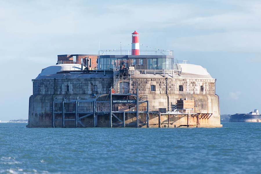 নব্বইয়ের দশকে বদলে যায় নো ম্যানস ল্যান্ড-এর রূপ। এক সময়ের যুদ্ধরোধী দুর্গ হয়ে যায় বিলাসবহুল হোটেল। যে হোটেলে রাখা হয় দুটো হেলিপ্যাড।