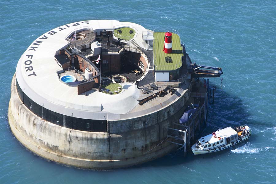 প্রথম দিকে দুর্গ-হোটেলে মোট ২১টি শোয়ার ঘর রাখা হয়। ছিল বিশাল ‘রুফ গার্ডেন’এবং ঝাঁ-চকচকে রেস্তরাঁ। দুর্গের নীচের অংশে তৈরি হয় বড় সুইমিং পুল। গরম জলে গা ভেজানোর বন্দোবস্ত হয়। আমোদ-প্রমোদের বিস্তর আয়োজন ছিল।