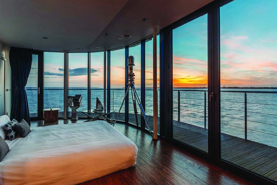 অভিনবত্ব আছে। জড়িয়ে আছে ইতিহাস। রয়েছে রাজকীয় সব বন্দোবস্ত। কিন্তু তা সত্ত্বেও এই বিলাসবহুল হোটেল মোটেই চলেনি। ছুটি কাটানোর দারুণ সব উপকরণ এবং রাজকীয় ব্যবস্থা থাকলেও ইংল্যান্ডের ধনী ব্যক্তিদেরও সে ভাবে নজর কাড়েনি নো ম্যানস ল্যান্ড। এর ফলে সে ভাবে কখনও চালুও হয়নি হোটেলটি।