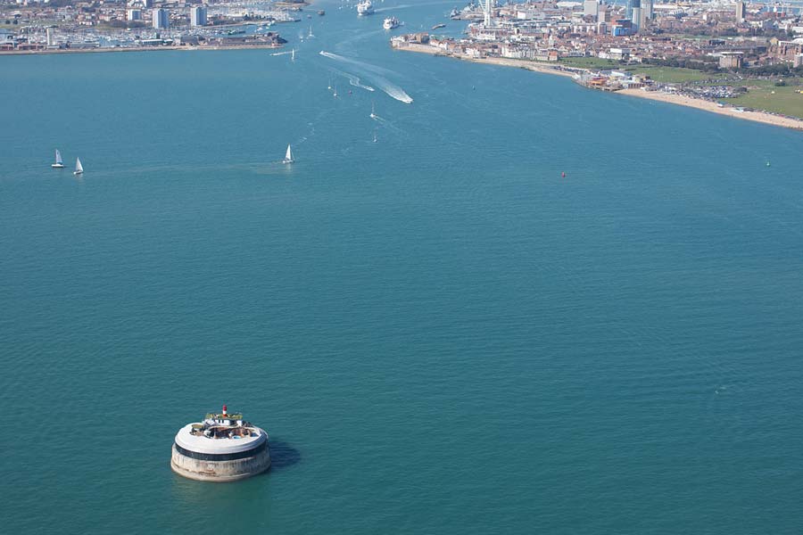 ২০০৪ সাল নাগাদ নো ম্যানস ল্যান্ড দুর্গ কিনে নেন হরমেশ পুনী নামে এক ব্যবসায়ী। দাম পড়ে ৬০ লক্ষ পাউন্ড। তাঁর উদ্দেশ্য ছিল, ওই দুর্গ-হোটেলকে বিশেষ উৎসবে ভাড়া খাটানোর। কিন্তু সে-ও আর হয়ে ওঠেনি। হোটেলের যে সুইমিং পুলটি ছিল, সেখান থেকে মারাত্মক দূষণ ছড়ায়। ফলে পুরো ব্যবসাটাই জলে যায়। এর পর ওই হোটেল বিক্রির কথা ভাবেন পুনী। দাম রাখা হয় ৪০ লক্ষ পাউন্ড। কিন্তু কেউই কেনার আগ্রহ দেখাননি। এ দিকে পাওনাদারদেরও চাপ বাড়ছিল।