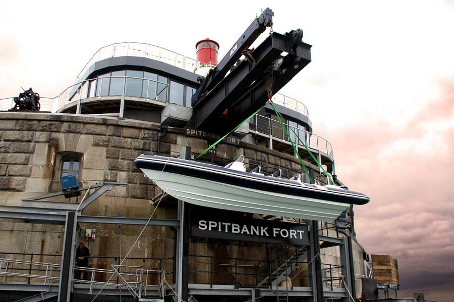 আর্থিক সমস্যায় তখন বিধ্বস্ত পুনী। ব্যবসায় যে কয়েক জন বিনিয়োগকারী ছিলেন, তাঁরাও তখন চাপ দিচ্ছেন। কী করবেন, ভাবতে ভাবতে অকল্পনীয় এক কাজ করে বসলেন ওই ব্যবসায়ী। তিনি নিজেই বাক্স-প্যাঁটরা গুটিয়ে নিয়ে চলে এলেন নো ম্যানস ল্যান্ডে। সবগুলি চাবি রাখলেন নিজের কাছে। তার পর নিজেকেই সেই দুর্গের মধ্যে বন্দি করলেন। হোটেল যাতে হাতছাড়া না হয়, তাই এই ফন্দি।