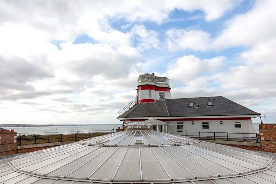 ২০০৮ সালে সংবাদমাধ্যমকে একটি সাক্ষাৎকার দেন ওই ব্যবসায়ী। তাতে তিনি দুর্গ-হোটেলের বেশ কিছু ছবি প্রকাশ্যে আনেন তিনি। কিন্তু তা দেখে অনেকেই হতাশ হন। দেখাশোনা আর পরিচর্যার অভাবে পুরো দুর্গের অবস্থা তখন খারাপ। মরা গাছ, ধুলোবালিতে ভরে যাওয়া আসবাবপত্র আর জল শুকিয়ে যাওয়া সুইমিং পুল দেখে কয়েকশো বছর পুরনো জমিদার বাড়ির তুলনা মনে আসবে।