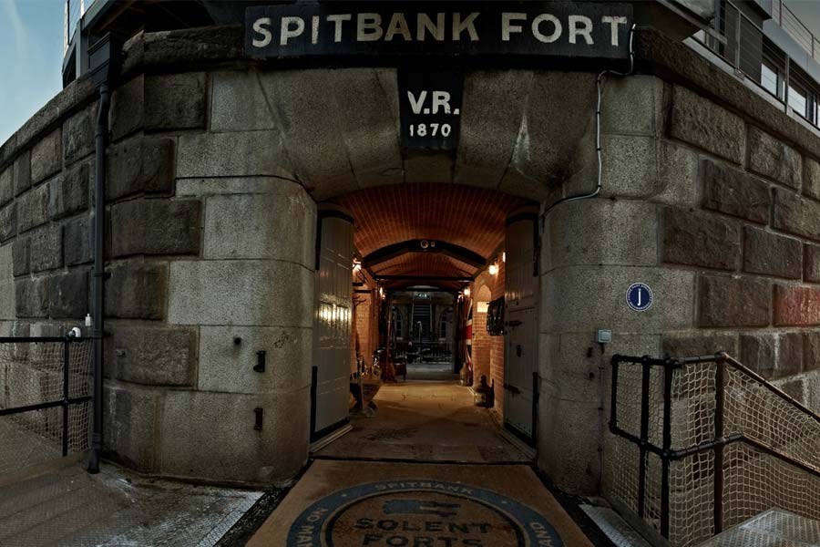 ওই সময় ব্যবসায়ী পুনীর এক মন্তব্য খবরের শিরোনামে আসে। তিনি বলেছিলেন, ‘‘এই দুর্গ শুধু আমার। অন্য কারও বিক্রি করার অধিকার নেই। আর আমাকে যদি উচ্ছেদের আদেশ দেওয়া হয়, আদালতে লড়াই চালিয়ে যাব। আর একটি ব্যাপার হল, জেনেশুনে কেউ এটি কিনতে চাইবেন না। কারণ, তাতে তিনি বা তাঁরা আইনি ফাঁসে পড়বেন।’’