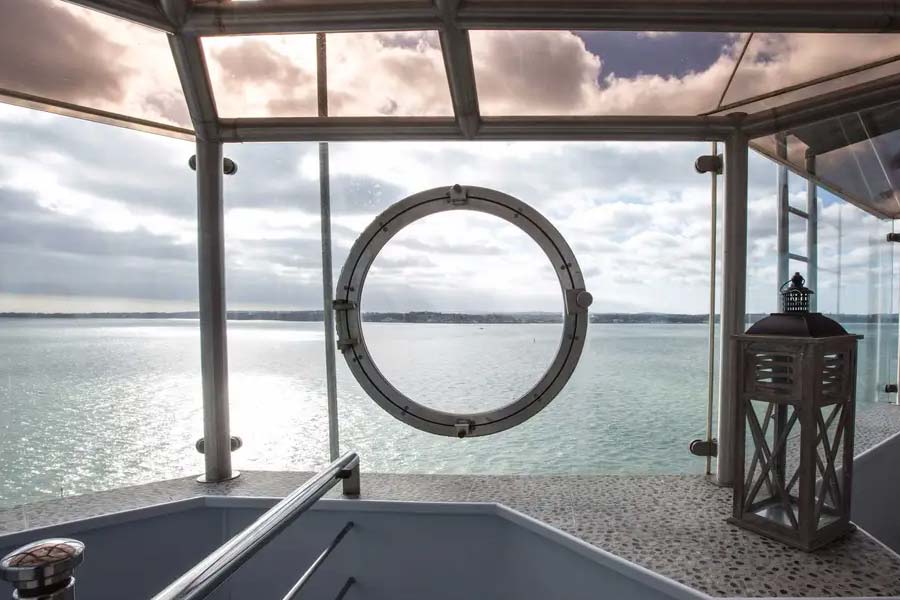 কিন্তু ওই সাক্ষাৎকার দেওয়ার পরের বছর অর্থাৎ, ২০০৯ সালে অবশ্য দুর্গ থেকে পুনীকে উচ্ছেদ করে দেওয়া হয়। বিস্তর দর কষাকষির পর সম্প্রতি নো ম্যানস ল্যান্ড বিক্রি হয়েছে ন’লক্ষ ১০ হাজার পাউন্ডে। ১৫০ বছর আগে যে মূল্যে তৈরি হয়েছিল তার মাত্র দ্বিগুণ দামে। জিব্রাল্টারের একটি সংস্থা হয়ে যায় শতাব্দীপ্রাচীন দুর্গের মালিক।