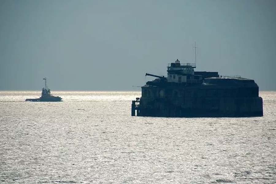 ওই সংস্থা এই সম্পত্তি নিয়ে কী ভাবে কাজে লাগাবে, সেটা স্পষ্ট নয়। তবে বেশ কিছু হেলিপ্যাড তৈরির খবর মিলেছে। ডক তৈরির আবেদন পুনর্নবীকরণ করেছে তারা। আপাতত এখানে বেড়াতেও যাওয়া যায়। ২০১৫ সালে দুর্গের আধুনিকীকরণ হয়েছে। এখন কোনও অনুষ্ঠান ভাড়া পাওয়া যায় এই দুর্গ। কর্পোরেট অফিসের মতো বড় হলঘর আছে সেখানে। রয়েছে ২২টি পেল্লাই শোয়ার ঘর। এ ছাড়া সি গলফ, ক্যাবারে বার, দোকান, রেস্তরাঁ রয়েছে। আছে পাব এবং নাইট ক্লাব, শপিং মল। আর হাওয়ায় রয়েছে নাটকীয় সব ইতিহাস।