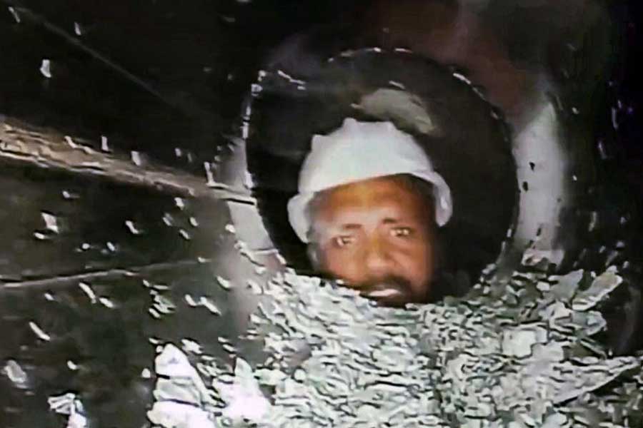 সুড়ঙ্গের বাইরে দাঁড়িয়ে রয়েছে পাঁচ চিকিৎসকের একটি দল। তাদের মধ্যে রয়েছেন দু’জন মনোবিদ। রোজ সকাল ৯টা থেকে ১১টা এবং বিকেল ৫টা থেকে ৮টা শ্রমিকদের কাউন্সেলিং করেন মনোবিদেরা।