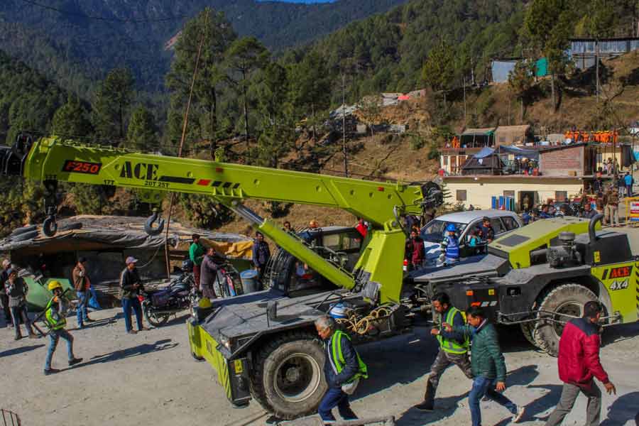 নাইয়ার বলেন, ‘‘আমরা ওঁকে কখনও সমস্যার কথা বলি না। সব সময়ই বলি, কী ভাবে কাজ এগোচ্ছে, কত দ্রুত তাঁদের বাইরে বার করে আনা হবে। ওঁরা সকলে ভাল রয়েছেন। ভিতরে সমস্ত প্রয়োজনীয় জিনিস পাঠানো হচ্ছে।’’