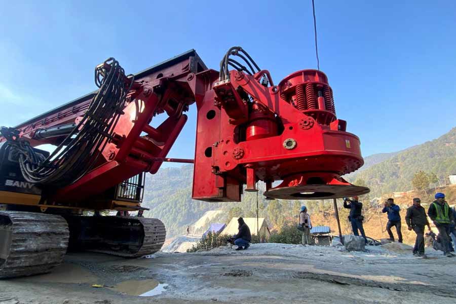 সুড়ঙ্গের বাইরে চিকিৎসকদের দলে রয়েছেন বিমলেশ জোশী। তিনি জানিয়েছেন, আটকে থাকা শ্রমিকদের পাশাপাশি তাঁদের পরিবারের লোকজনেরও কাউন্সেলিং করা হচ্ছে। বোঝানো হচ্ছে, কোনও ভাবে যেন শ্রমিকদের কোনও নেতিবাচক কথাবার্তা তাঁরা না বলেন। এতে আটক শ্রমিকেরা মানসিক ভাবে ভেঙে পড়তে পারেন।