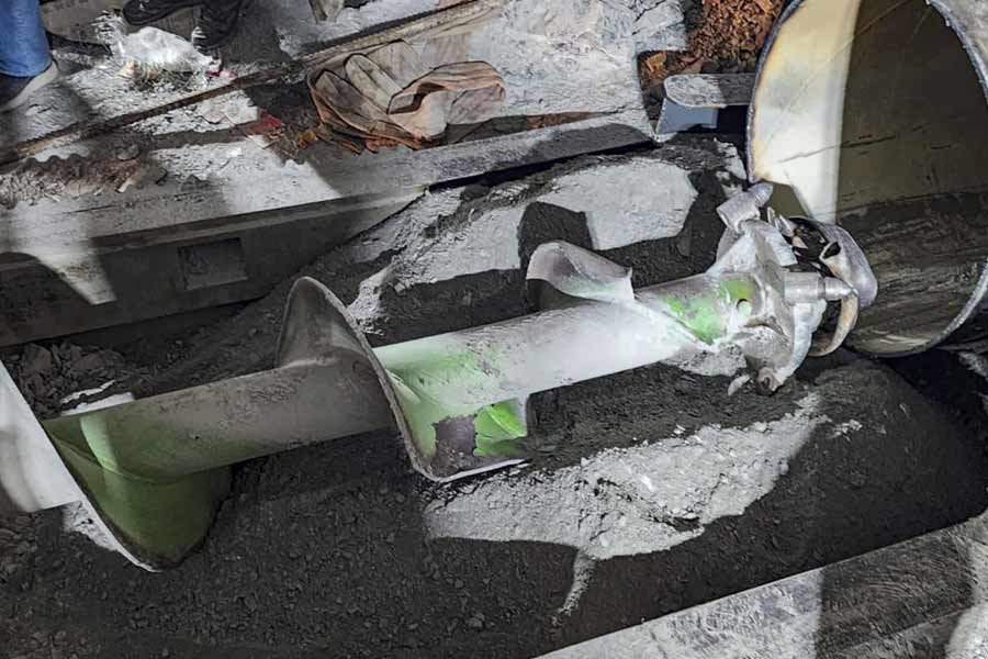 আর এক চিকিৎসক প্রেম পোখরিয়াল জানালেন, বাইরে থেকে নিয়মিত শ্রমিকদের স্বাস্থ্য পরীক্ষা করা হচ্ছে। তিনি বলেন, ‘‘প্রথম দিকে শ্রমিকদের ফলের রস, এনার্জি পানীয় দেওয়া হচ্ছিল। এখন রোজ নিয়ম করে চার বেলা খাবার দেওয়া হচ্ছে।’’