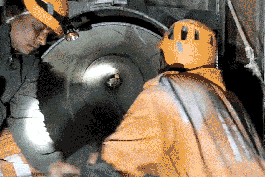 প্রশাসনের এক কর্মী জানিয়েছেন, রোজের ব্যবহারের জন্য সামগ্রীও পাঠানো হয়েছে শ্রমিকদের। যেমন মাজন, দাঁত মাজার ব্রাশ, তোয়ালে, জামাকাপড়, অন্তর্বাস। মোবাইল ফোন পাঠানো হয়েছে, যাতে রয়েছে ভিডিয়ো গেম, সিনেমা।