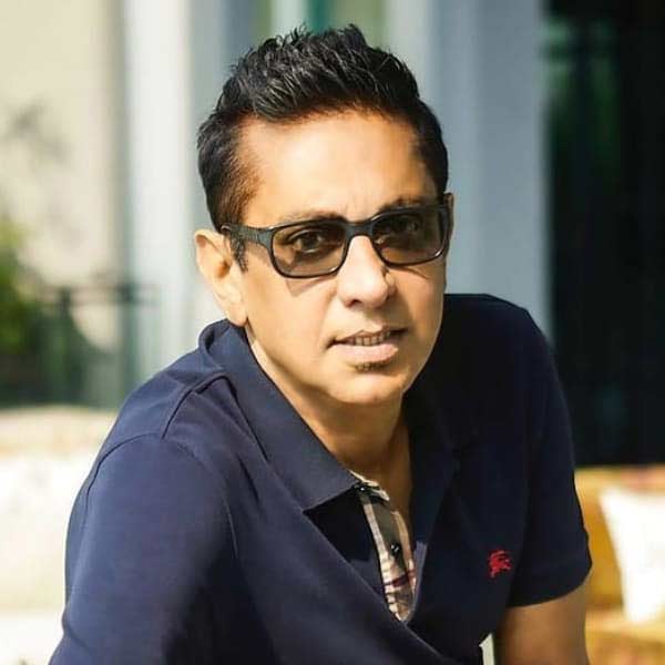 ব্যবসায়ীর নাম অজয় গুপ্ত। শূন্য থেকে শুরু করা বলতে যা বোঝায়, সে ভাবেই নিজের সংস্থাকে তিলে তিলে গড়ে তুলেছিলেন তিনি। তাঁর সংস্থা সস বানায়। আর বানায় চিনা খাবারের প্রয়োজনীয় মশলাপাতি।