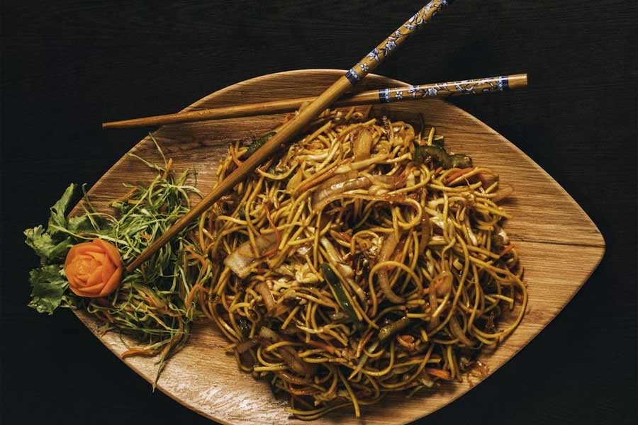 বছর ৩০ আগে প্রথম ভাবনাটা মাথায় এসেছিল। ভারতীয়েরা তখন রাস্তার ধারের খাবারে মজে আছে। আর সব রকম খাবারের মধ্যে সবচেয়ে বেশি বিক্রি হচ্ছে চিনা খাবার। দোকানেও ইনস্ট্যান্ট নুডল আর রেডিমেড স্যুপ হু হু করে শেষ হচ্ছে। অজয় সেই সময়েই ভেবেছিলেন চিনা খাবার নিয়ে ব্যবসা করার কথা।