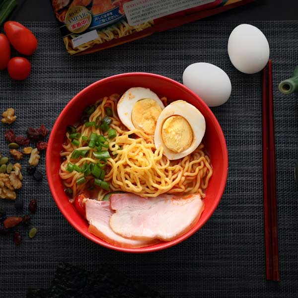 ঠিক করেন এমন জিনিস বানাবেন, যাতে রাস্তার ধারের এই স্টলগুলির চিনা খাবারে ভারতীয় স্বাদ খুঁজে পাওয়া যায়। আবার ভারতীয়েরা নিজেদের বাড়িতেও সহজে চিনা খাবার বানাতে পারেন।