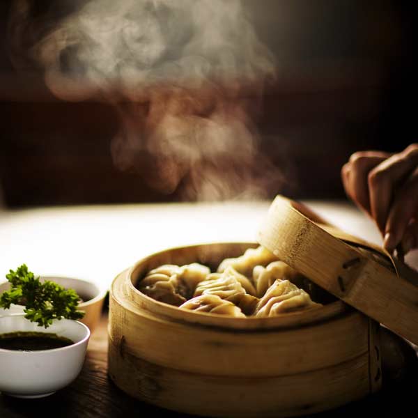 চিনের চিং বা জিন সাম্রাজ্যের নামে সংস্থার নাম রাখেন অজয়। তৈরি করেন চিনা খাবার বানানোর তিন রকম সস— সয়া সস, গ্রিন চিলি সস এবং রেড চিলি সস।