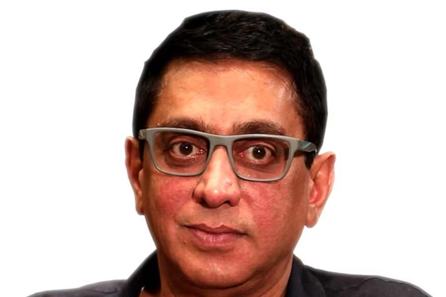 কিন্তু অজয়ের কথা শুনেই মুখের উপর না বলে দিলেন সকলে। তাদের একটাই বক্তব্য, ‘‘এ জিনিস কেউ কিনবে না।’’ শেষে একেবারে ‘ছক্কা হাঁকানো’ বুদ্ধি এল অজয়ের মাথায়।