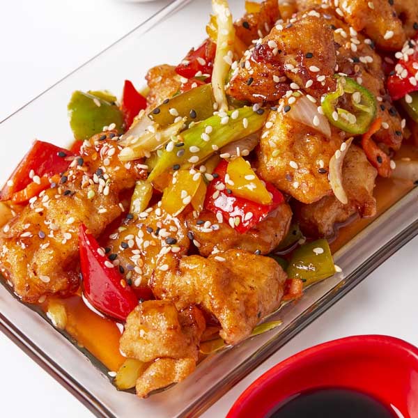 তিনি তাঁর তৈরি করা সস দিতে শুরু করলেন রাস্তার ধারের চিনা খাবারের দোকানে। সম্পূর্ণ বিনামূল্যে। নিখরচায় পেয়ে তাঁরাও ওই সসই ব্যবহার করতে শুরু করেন।