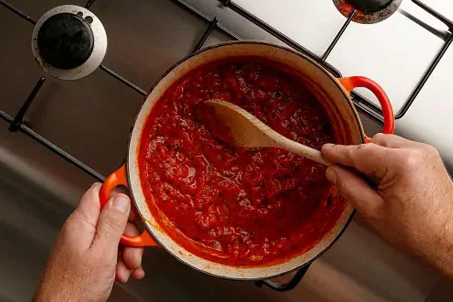 তত দিনে সমাজমাধ্যমের রমরমা বেড়েছে। সেখানেও জোরদার প্রচার শুরু করেছে অজয়ের ব্র্যান্ড। কিন্তু অজয়ের মন ভরছিল না তাতেও। অল্পে সন্তুষ্ট হননি তিনি আগেও। এ বারও তাঁর মনে হল প্রচারে খামতি থেকে যাচ্ছে। আরও মানুষের কাছে পৌঁছতে হবে। আরও পরিচিতি তৈরি করতে হবে।