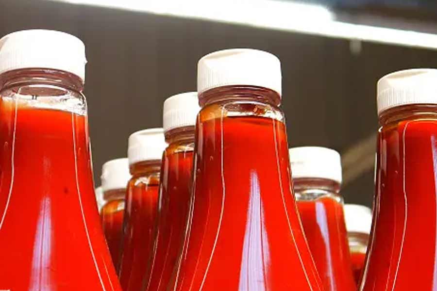 অথচ এই অজয়ই যখন চিনা খাবারে ভারতীয় মশলা মিশিয়ে প্রথম ‘দেশি চাইনিজ়’-এর কথা বলেছিলেন, তখন হেসেছিলেন সকলে। ঠাট্টা করে বলা হয়েছিল, কোনও দিনই এমন খাবার হালে পানি পাবে না।