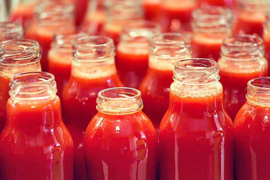 অজয় যদিও সেই সব ঠাট্টাকে পাত্তা না দিয়ে নিজের বিশ্বাসে অটুট থেকেছেন। আর সে জন্যই বিদেশি পণ্য ছেড়ে অজয়ের সংস্থার তৈরি পণ্যের চাহিদা বেশি বাজারে। তিনি তাঁর জগতের অবিসংবাদী নেতা।