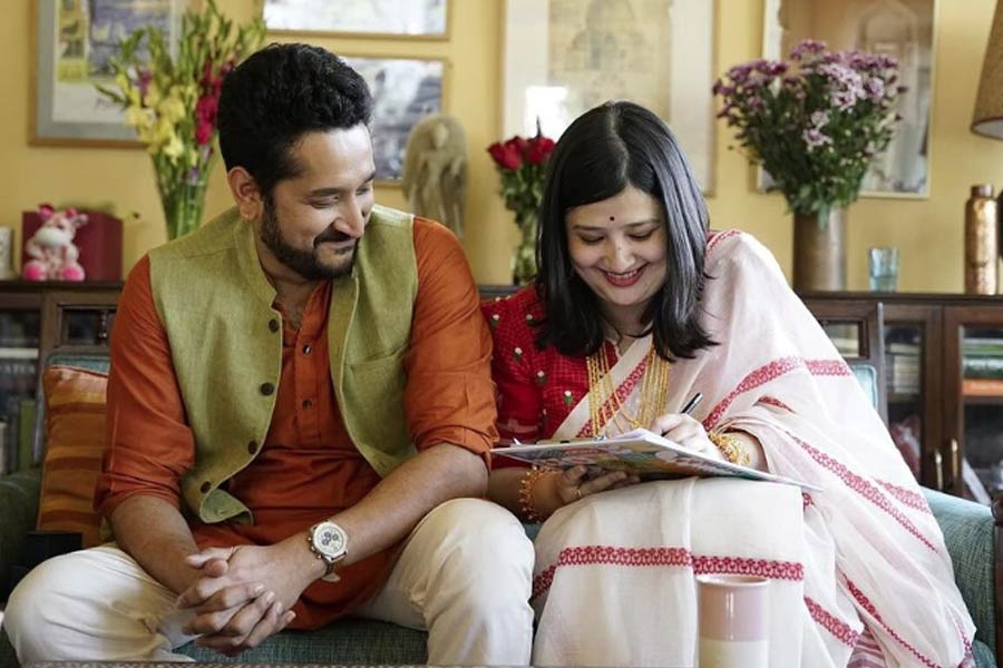 Speculation suggests that newly wed couple Parambrata Chatterjee and Piya Chakraborty went for Honeymoon in Scotland