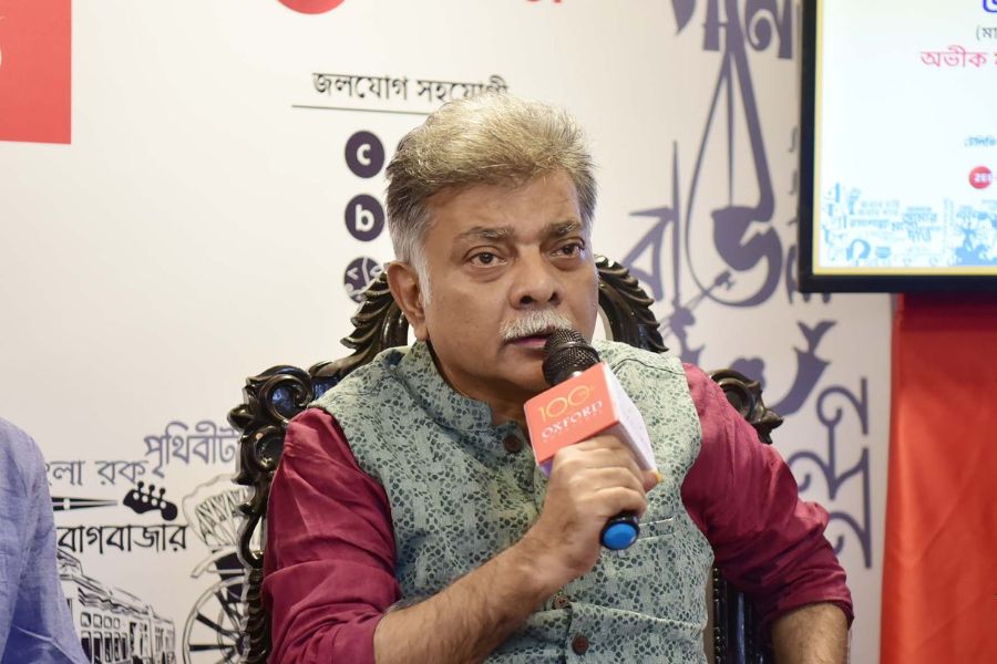 মাইকেল মধুসূদন দত্তের জন্ম দ্বিশতবার্ষিকী উপলক্ষে আলোচনায় লেখক অভীক মজুমদার 