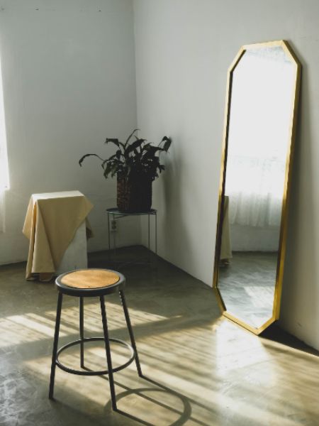 According to vastu which is the suitable position to set mirror to attract good luck dgtl