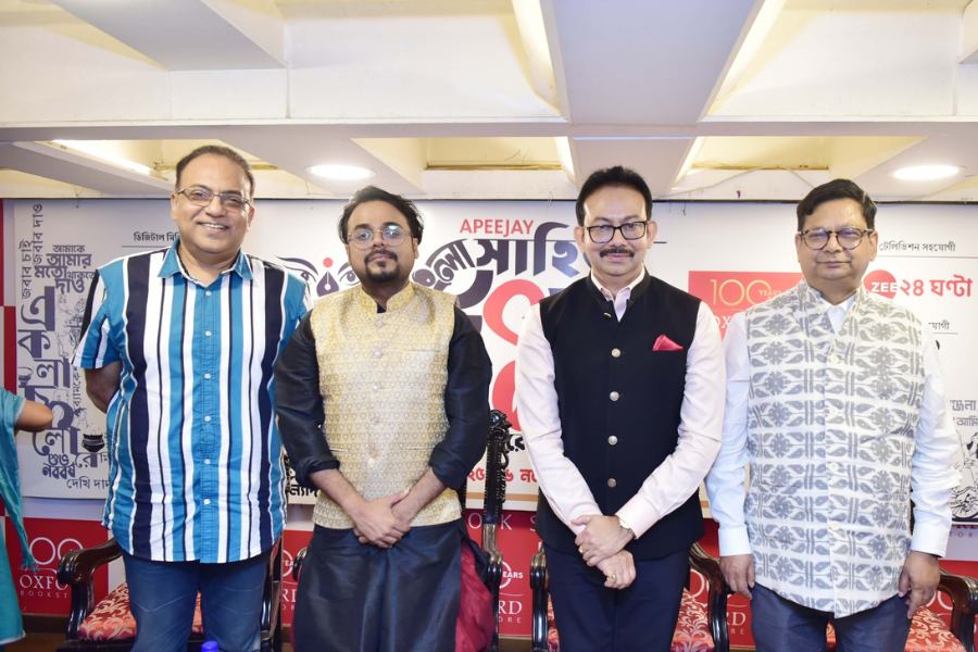 বইয়ের পাতার সীমানা পেরিয়ে বাংলা সাহিত্য নিয়ে আলোচনাসভায় বক্তারা 