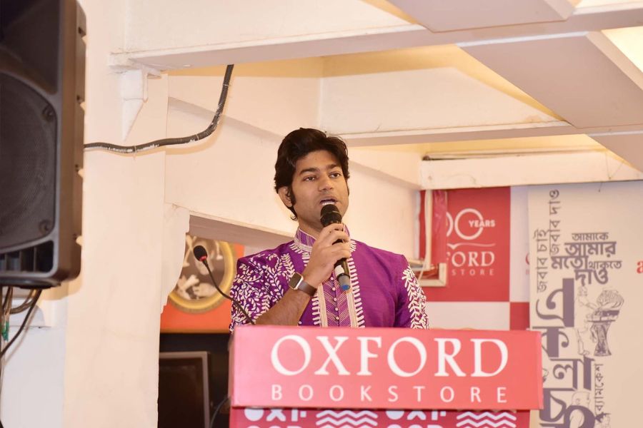 সঞ্চালক রয় চৌধুরীর কথোপকথনে জমে উঠেছিল উৎসবের আড্ডা 