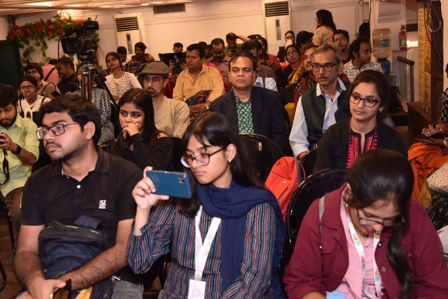 দর্শকদের মধ্যে উৎসবের জমাটি আনন্দ 