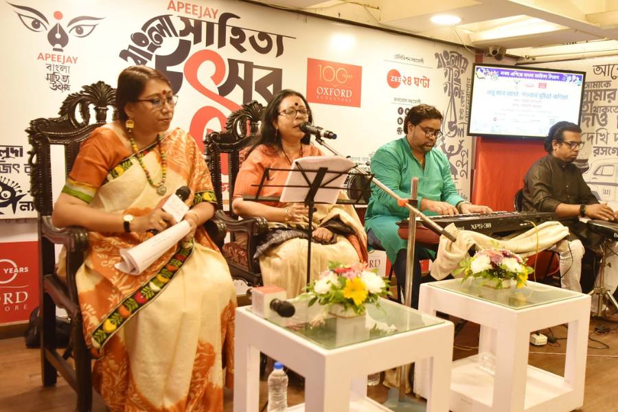 আলোচনা, কবিতা, বিতর্কের পাশাপাশি ছিল গানও