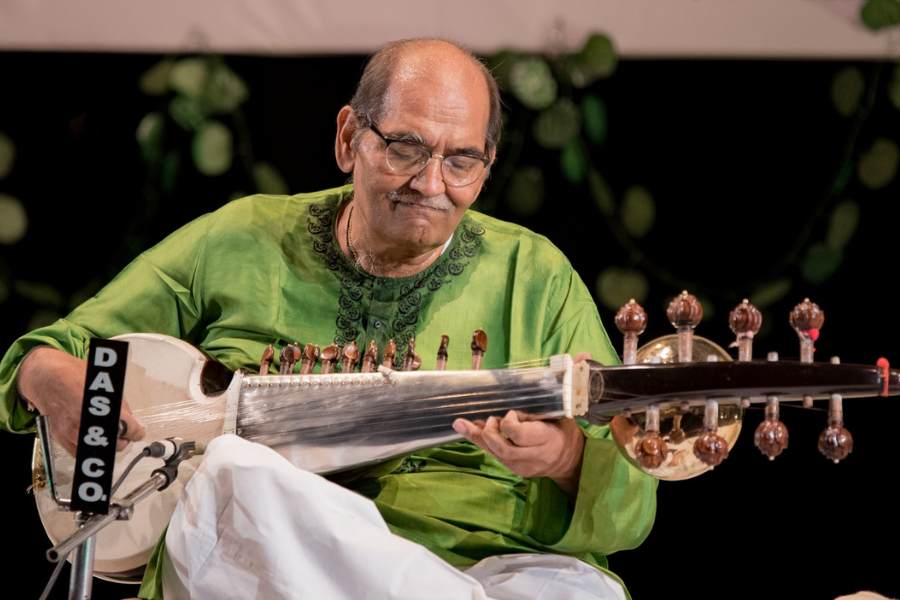 সরোদ বাজাতে ব্যস্ত শিল্পী বসন্ত কাবরা।
