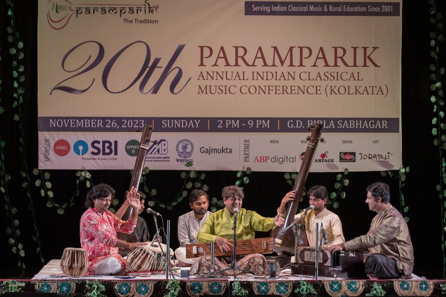 কণ্ঠ সঙ্গীত পরিবেশনের সময়। তবলায় বিভাস সংহাই, শিল্পী ওমকার দাদরকর এবং হারমোনিয়ামে গৌরব চট্টোপাধ্যায়(বাঁ দিক থেকে)।