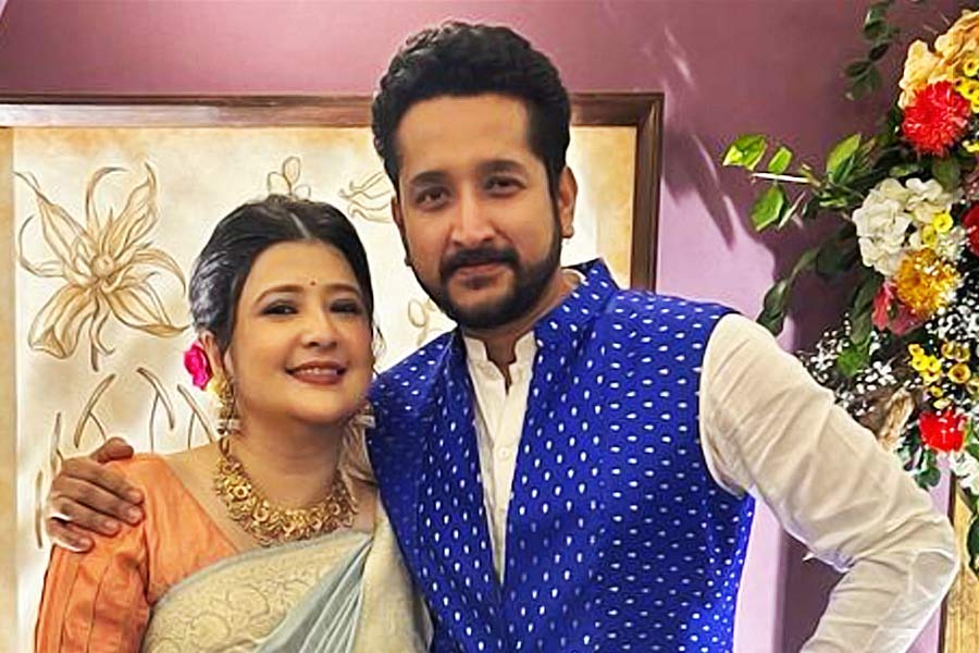 Parambrata Chatterjee sings a song and dedicates it to his wife Piya Chakraborty