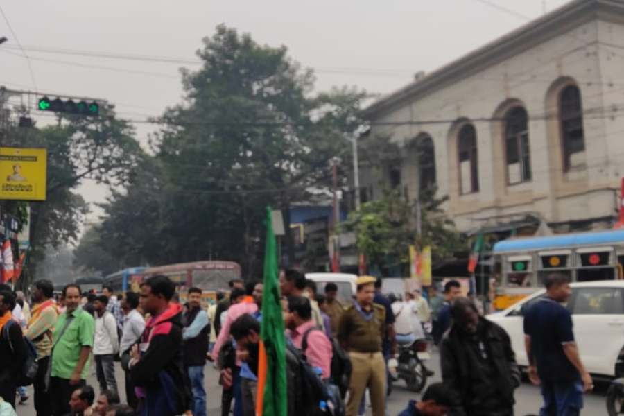 বেলা সওয়া ১১টা নাগাদ তখনও লেনিন সরণিতে স্বাভাবিক যান চলাচল। 