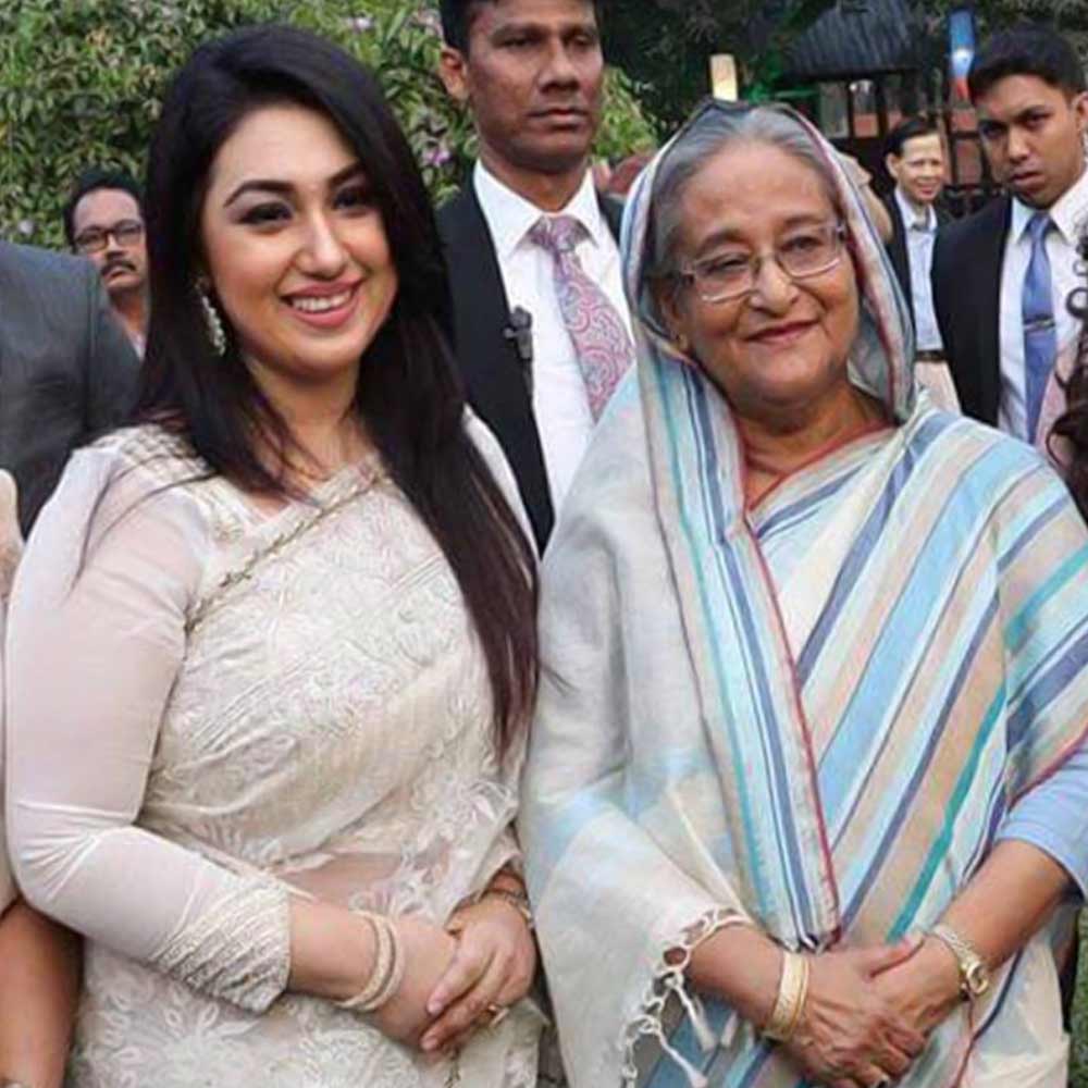 অপু বিশ্বাসের সঙ্গে বাংলাদেশের প্রধানমন্ত্রী শেখ হাসিনা।