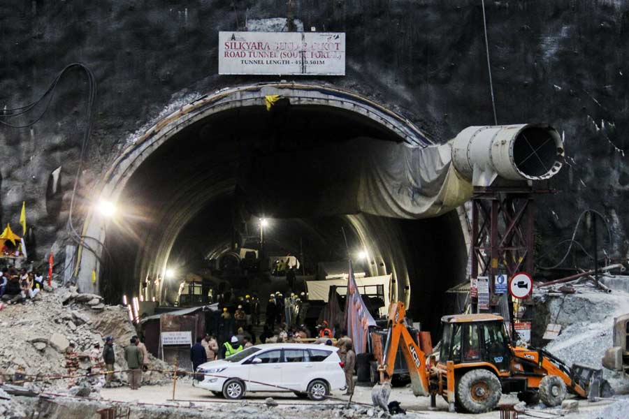 ১৭ দিন ধরে উত্তরকাশীর অন্ধকার সুড়ঙ্গে আটকে থাকার পর উদ্ধার করা হয়েছে ৪১ জনকে। দীর্ঘ সময় স্যাঁতসেঁতে পরিবেশে দিন কাটানোর পর মঙ্গলবার সন্ধ্যায় বেরিয়ে শান্তির শ্বাস নিয়েছেন তাঁরা।