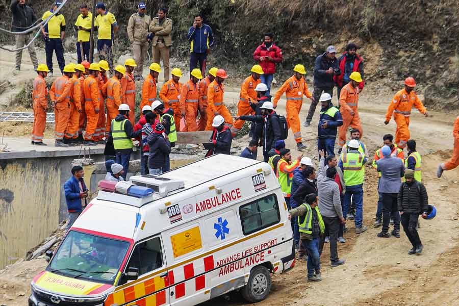 ১৭ দিন পর হাসি ফিরেছে আটকে থাকা শ্রমিকদের পরিবার-পরিজনের মুখেও। তবে এই হাসি ফেরানোর নেপথ্যে ছিল ১৫টি সংস্থা, ৪০০ ঘণ্টার লড়াই, ৬৫২ জন উদ্ধারকারীর নিরলস পরিশ্রম। তবে সবার উপরে ছিল অন্য এক শক্তি— ‘টিমগেম’।