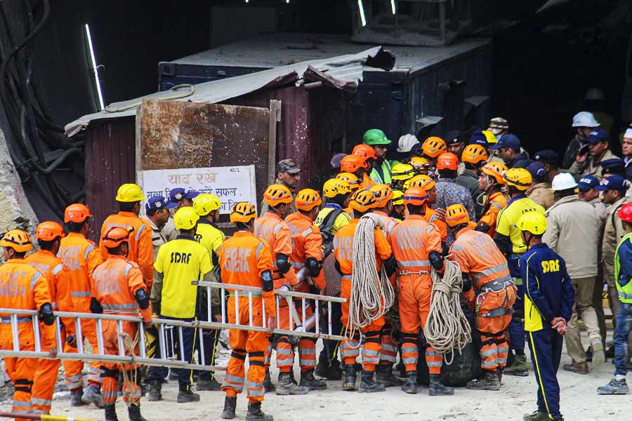 ৪০০ ঘণ্টা ধরে নিরলস পরিশ্রমের পর ওই ৪১ জনকে উদ্ধার করে সুড়ঙ্গের বাইরে বার করে আনতে পেরেছেন ৬৫২ জন উদ্ধারকারী।