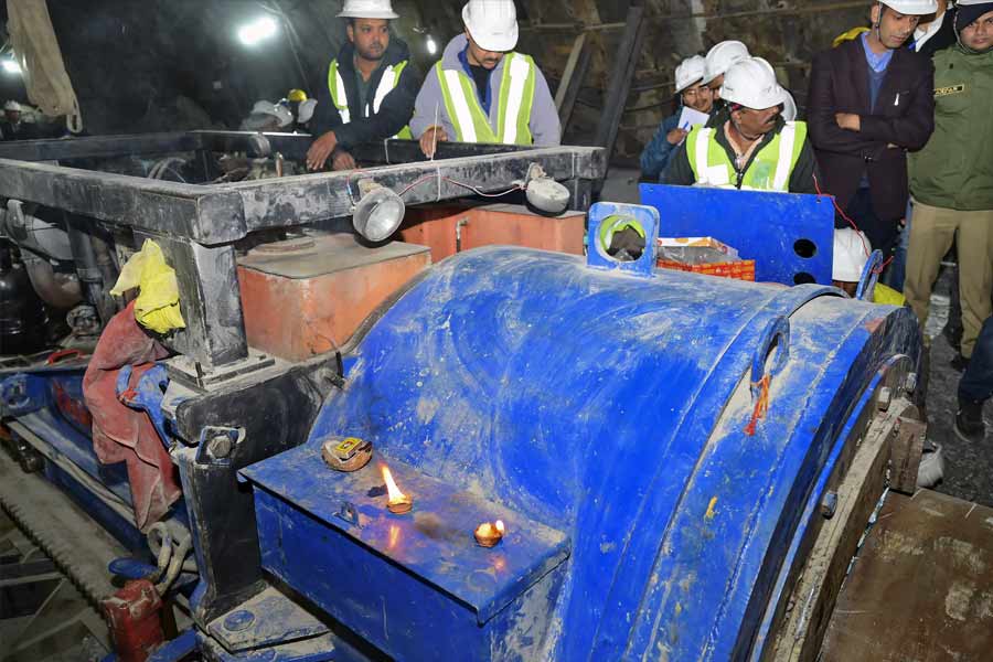 ওই ৬৫২ জন উদ্ধারকর্মী আলাদা আলাদা ১৫টি সংস্থায় কাজ করেন। কিন্তু উদ্ধারের সময় এক জোট হয়ে লড়াই চালান তাঁরা। তাঁদের লক্ষ্য ছিল স্থির।