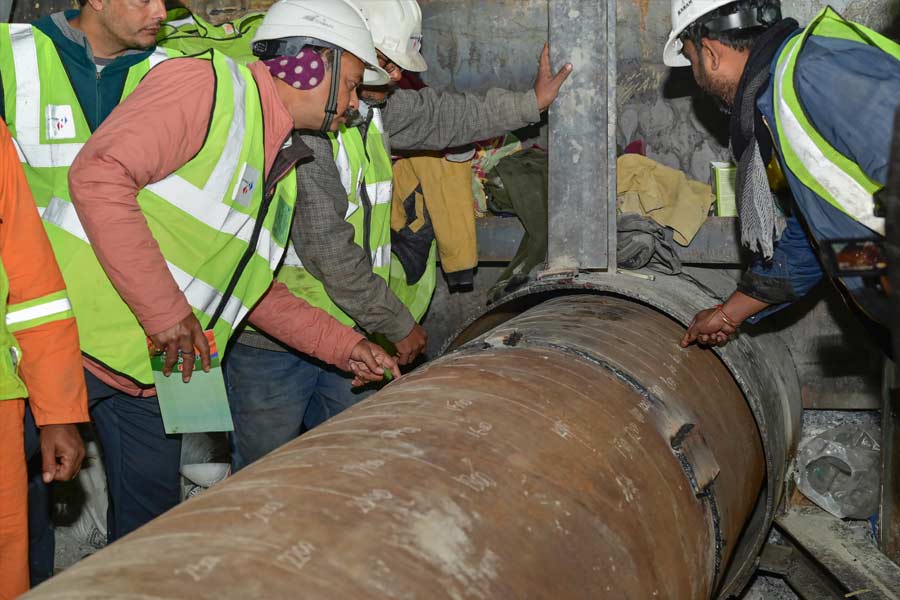 গত ১২ নভেম্বর, দীপাবলির দিন ভোরবেলা উত্তরকাশী জেলার ব্রহ্মতাল-যমুনোত্রী জাতীয় সড়কের উপর সিল্কিয়ারা এবং ডন্ডালহগাঁওয়ের মধ্যে নির্মীয়মাণ সুড়ঙ্গের একাংশ ধসে পড়ে। সুড়ঙ্গটি প্রায় দু’কিলোমিটার দীর্ঘ এবং ৫০ ফুট চওড়া। ধ্বংসস্তূপের পিছনে ভাঙা সুড়ঙ্গের ভিতরেই আটকে পড়েন কর্মরত ৪১ জন কর্মী।